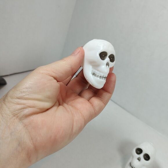 Bag Of 5 Mini Plastic Skulls Halloween Decor Cake Topper Toys Figurines Favors - Picture 6 of 7